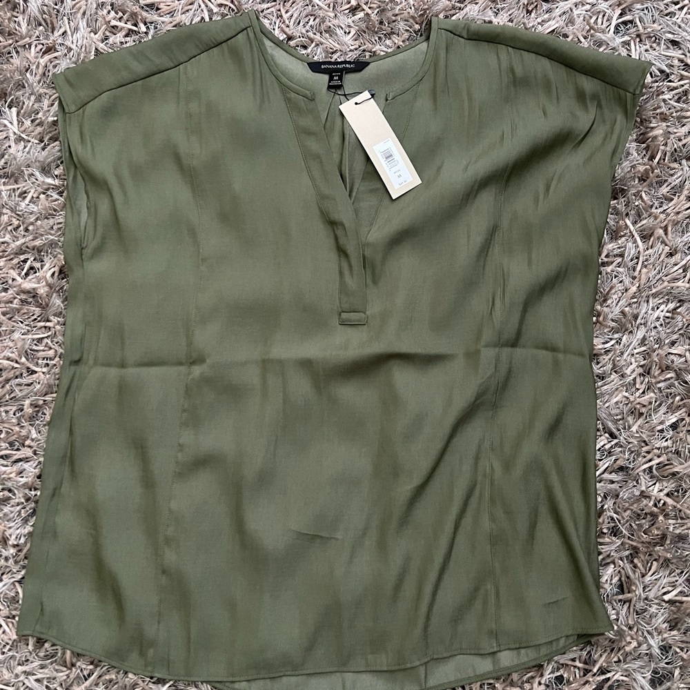 NWT BR short sleeve blouse in army green